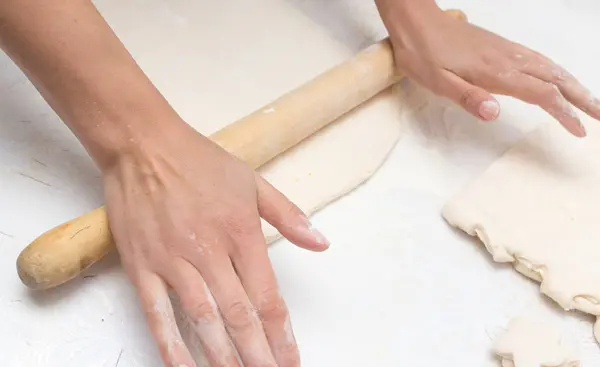 Rolling the dough in the kitchen — Stock Photo, Image