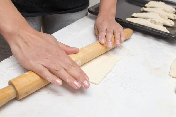 Enrollar la masa en la cocina — Foto de Stock