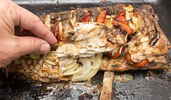 Pescado frito en una bandeja para hornear —  Fotos de Stock