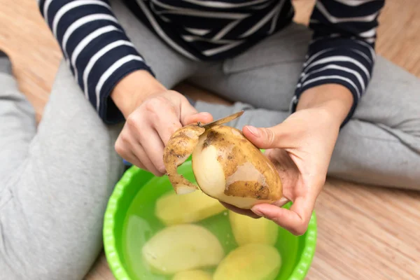 Kadın Soyma patates — Stok fotoğraf