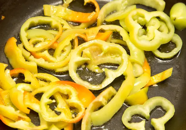 Paprica fritta su una padella per friggere — Foto Stock