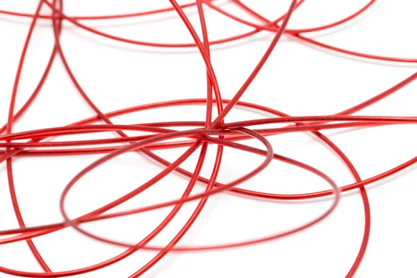 Fehér alapon piros vezetéket — Stock Fotó