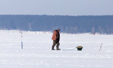 Lipetsk, Rusya - 23 Şubat 2018: Balıkçı buz balıkçılık