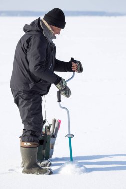 Lipetsk, Rusya - 23 Şubat 2018: Balıkçı buz balıkçılık