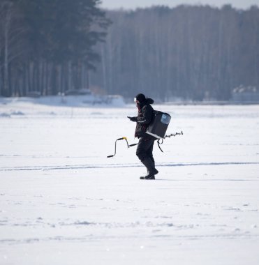 Lipetsk, Rusya - 23 Şubat 2018: Balıkçı buz balıkçılık