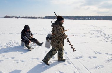 Lipetsk, Rusya - 23 Şubat 2018: Balıkçılar buzda balık yakalamak