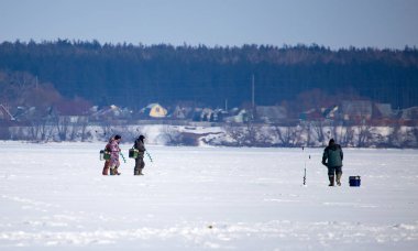 Lipetsk, Rusya - 23 Şubat 2018: Balıkçılar buzda balık yakalamak