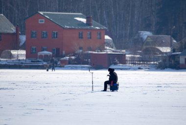 Lipetsk, Rusya - 23 Şubat 2018: Balıkçı buz balıkçılık