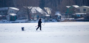 Lipetsk, Rusya - 23 Şubat 2018: Balıkçı buz balıkçılık