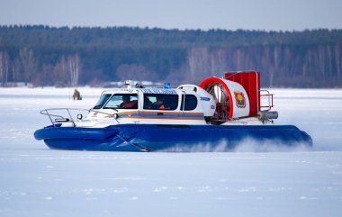 Lipetsk, Rusya - 23 Şubat 2018: Kurtarma ekipleri göl devriye bir hava amortisörüya teknede