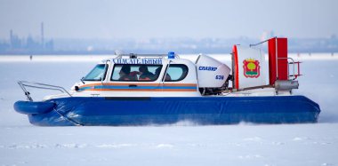Lipetsk, Rusya - 23 Şubat 2018: Kurtarma ekipleri göl devriye bir hava amortisörüya teknede