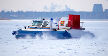 Lipetsk, Rusya - 23 Şubat 2018: Kurtarma ekipleri göl devriye bir hava amortisörüya teknede