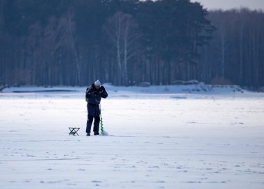 Lipetsk, Rusya - 23 Şubat 2018: Balıkçı buz balıkçılık