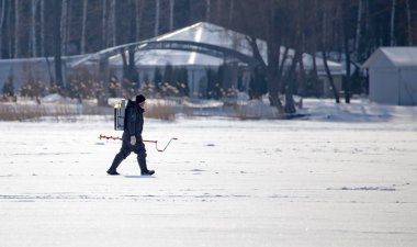 Lipetsk, Rusya - 23 Şubat 2018: Balıkçı buz balıkçılık