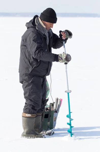 LIPETSK, RUSIA - 23 de febrero de 2018: Pescador en la pesca con hielo —  Fotos de Stock