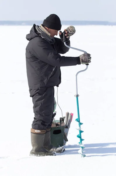 LIPETSK, RUSIA - 23 de febrero de 2018: Pescador en la pesca con hielo —  Fotos de Stock