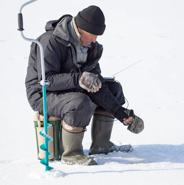 Lipetsk, russland - 23. februar 2018: fischer auf dem eis angeln — Stockfoto