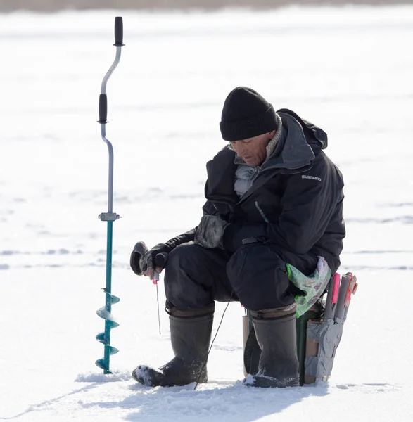 Липецк, Россия - 23 февраля 2018 года: Рыбак на ледяной рыбалке — стоковое фото
