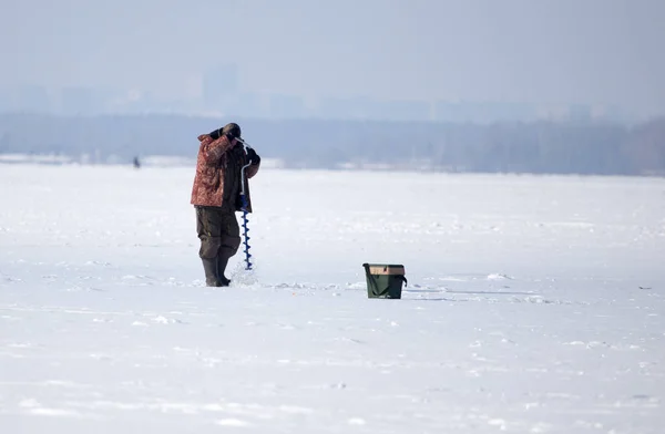LIPETSK, RUSSIA - February 23, 2018: Fisherman on the ice fishing — Stock Photo, Image