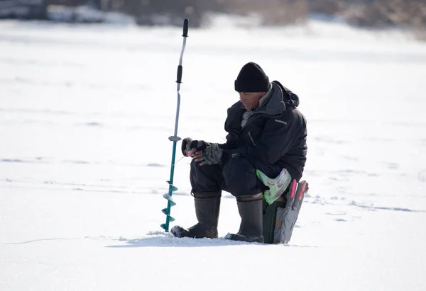 Липецк, Россия - 23 февраля 2018 года: Рыбак на ледяной рыбалке — стоковое фото