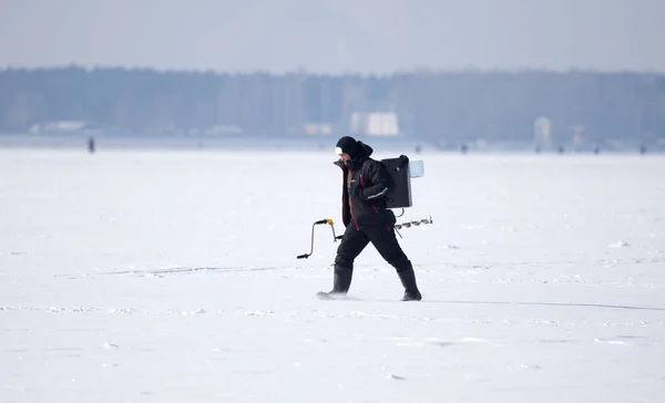 LIPETSK, RUSIA - 23 de febrero de 2018: Pescador en la pesca con hielo — Foto de Stock