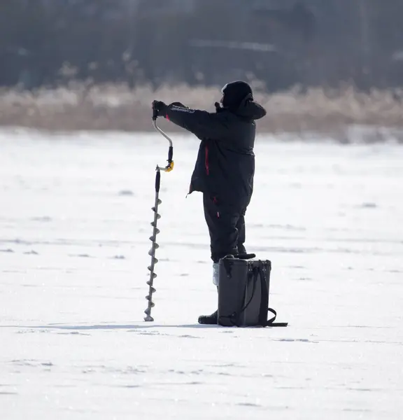 LIPETSK, RUSSIA - February 23, 2018: Fisherman on the ice fishing — Stock Photo, Image