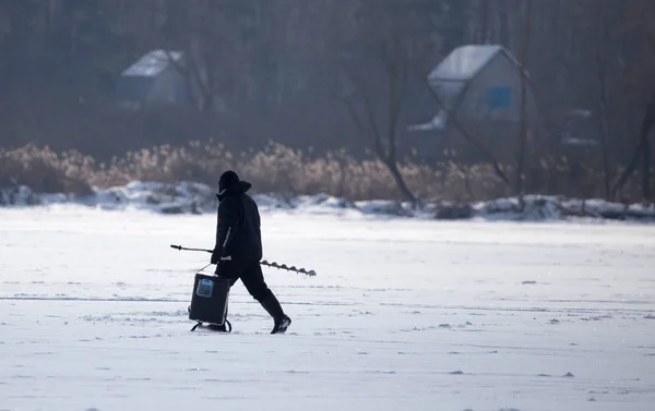 LIPETSK, RUSIA - 23 de febrero de 2018: Pescador en la pesca con hielo — Foto de Stock
