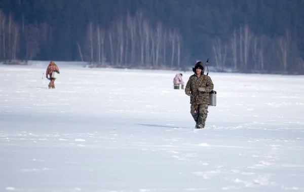 LIPETSK, RUSIA - 23 de febrero de 2018: Pescador en la pesca con hielo — Foto de Stock