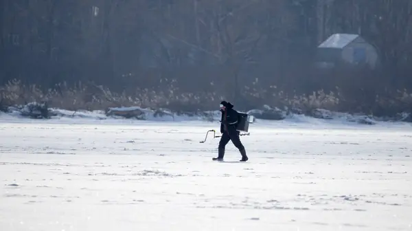 LIPETSK, RUSIA - 23 de febrero de 2018: Pescador en la pesca con hielo — Foto de Stock