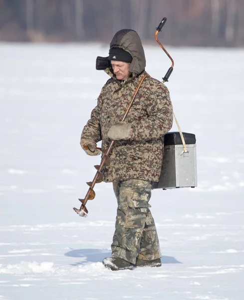 LIPETSK, RUSSIA - February 23, 2018: Fisherman on the ice fishing — Stock Photo, Image