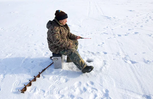 LIPETSK, RUSIA - 23 de febrero de 2018: Pescador en la pesca con hielo —  Fotos de Stock