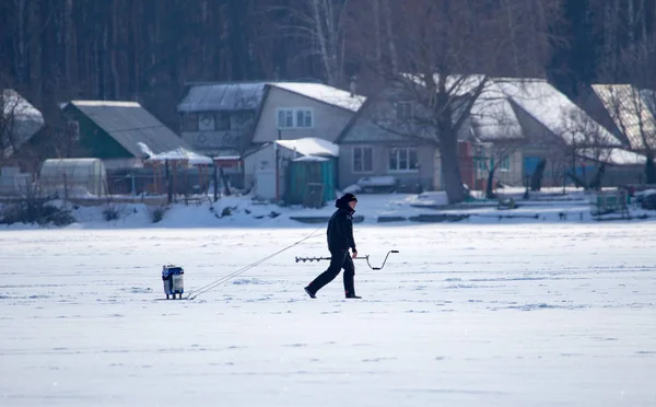 Lipetsk, Rusya - 23 Şubat 2018: Balıkçı buz balıkçılık
