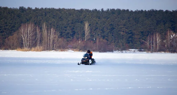 Lipetsk, Federacja Rosyjska - 23 lutego 2018: Ratownicy na skuter, patrolowanie jeziora — Zdjęcie stockowe