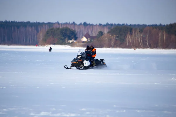 Lipetsk, Federacja Rosyjska - 23 lutego 2018: Ratownicy na skuter, patrolowanie jeziora — Zdjęcie stockowe