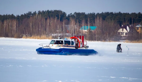 Lipetsk, Federacja Rosyjska - 23 lutego 2018: Ratownicy na łódce poduszką powietrzną, patrolowanie jeziora — Zdjęcie stockowe