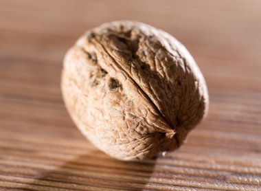 Ceviz masanın üzerinde. Makro