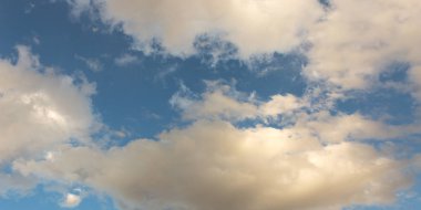 Mavi gökyüzündeki bulutlar