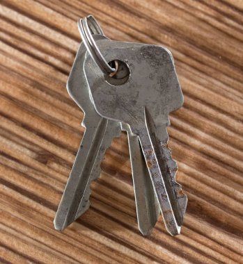 Anahtarlar masanın üstünde.