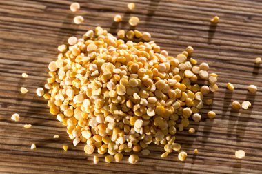 arka plan olarak masada bezelye