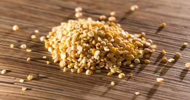 arka plan olarak masada bezelye