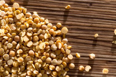 arka plan olarak masada bezelye