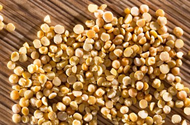 arka plan olarak masada bezelye