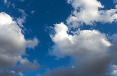 Mavi gökyüzündeki bulutlar