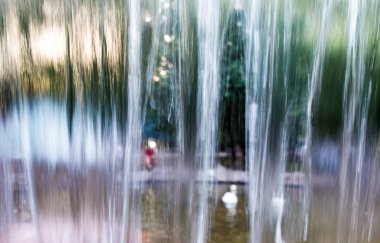 Şelaleden akan su bir zemin gibi.