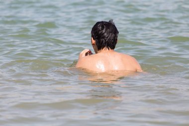 Gölde yüzen bir adam