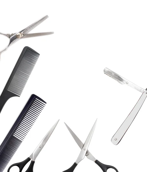 Kamm mit Schere und Rasiermesser auf weißem Hintergrund — Stockfoto