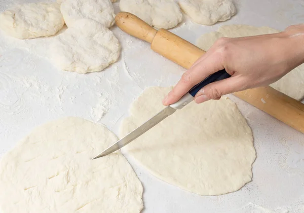 Couper la pâte avec un couteau — Photo