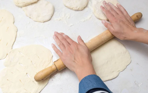 Teig mit Nudelholz ausrollen — Stockfoto