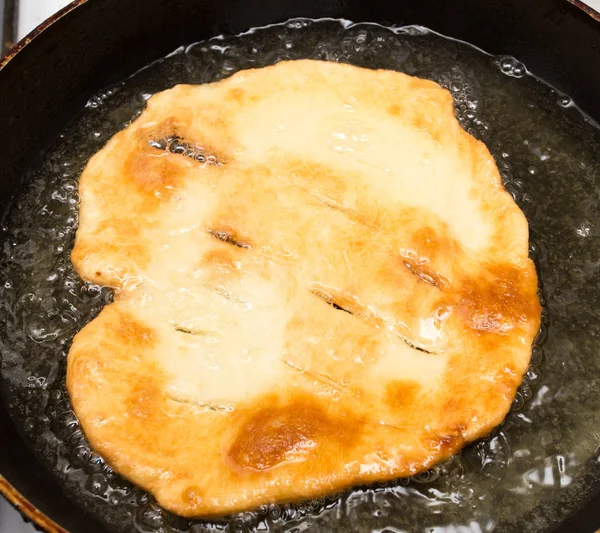 Tortilla är stekt i en stekpanna — Stockfoto