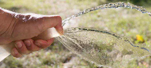 Agua de la manguera al aire libre —  Fotos de Stock